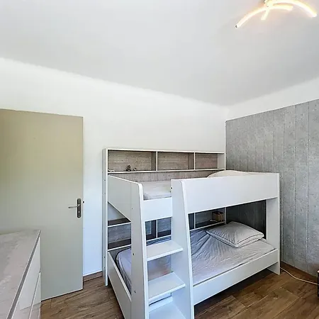 T2 Refait A Neuf Avec Jardin Et Parking A St Cyr Sur Mer, Proche - Fr-1-770-48 Apartment