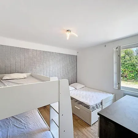T2 Refait A Neuf Avec Jardin Et Parking A St Cyr Sur Mer, Proche - Fr-1-770-48 Apartment *