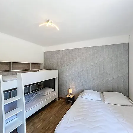 T2 Refait A Neuf Avec Jardin Et Parking A St Cyr Sur Mer, Proche - Fr-1-770-48 Apartment *