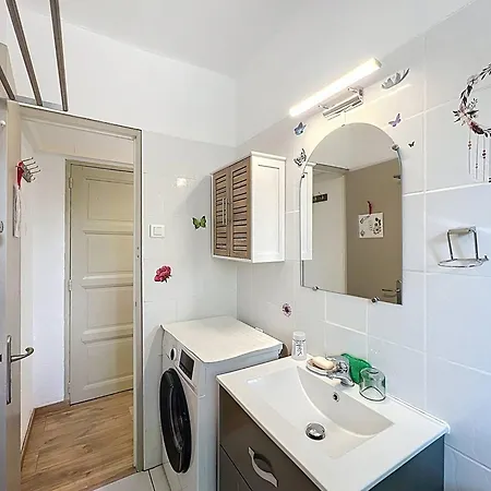 T2 Refait A Neuf Avec Jardin Et Parking A St Cyr Sur Mer, Proche - Fr-1-770-48